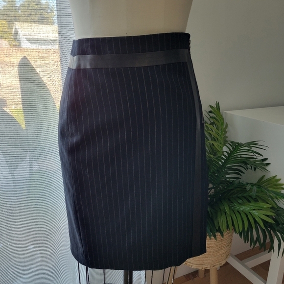 CLUB Monaco Women's Pin Stripe Wool Black Leather Trim Skirt Size 4